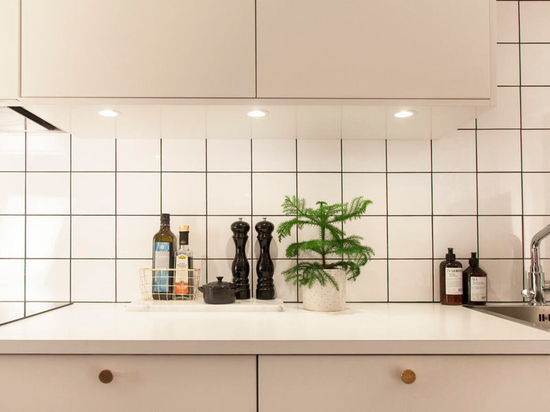 4.3W, 300/365lm, 12V AC/DC 70° DIM, IP44, Ø58-63mm, Valkoinen Led alasvalo Hide-a-lite