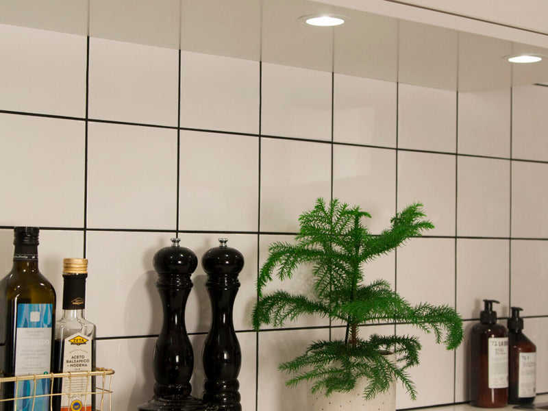 4.3W, 300/365lm, 12V AC/DC 70° DIM, IP44, Ø58-63mm, Valkoinen Led alasvalo Hide-a-lite