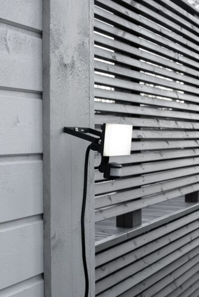 10W, 800lm, AirFlood IP44, 4000K, IK08, PIR LED Floodlight Airam